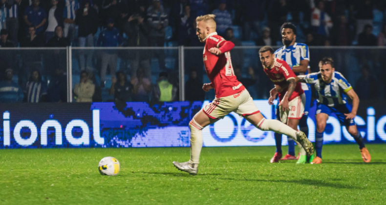 Com gol de pênalti no fim, Inter vence o Avaí e sobe para quinto