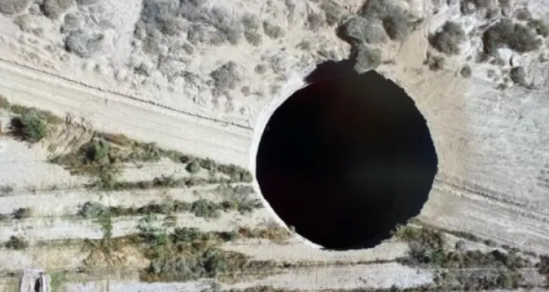 Cratera aparece no Deserto do Atacama e preocupa por proximidade com mina de extração