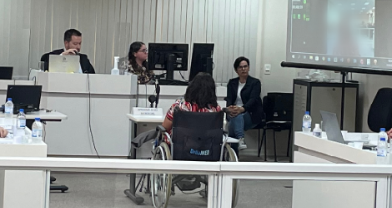 MULHER QUE SE FINGIU DE MORTA E FICOU PARAPLÉGICA ACOMPANHA JÚRI