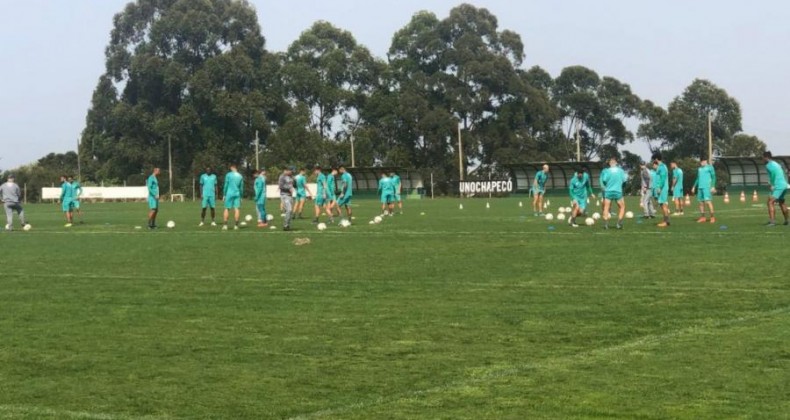 Antes de viagem, Chapecoense faz atividade de olho no Londrina