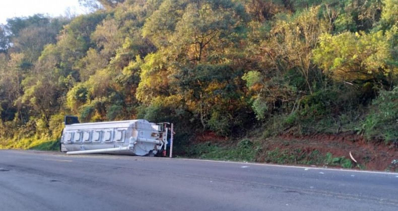 Colisão entre 2 caminhões é registrada no Distrito de Juvêncio