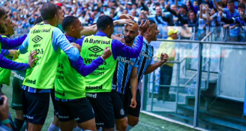 Diante de 50 mil, Grêmio vira sobre o Vasco na estreia de Renato Gaúcho