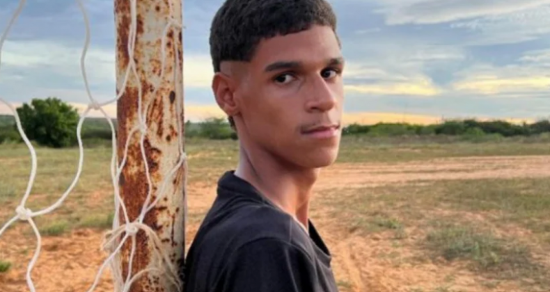 Luva de Pedreiro anuncia fim de carreira na internet