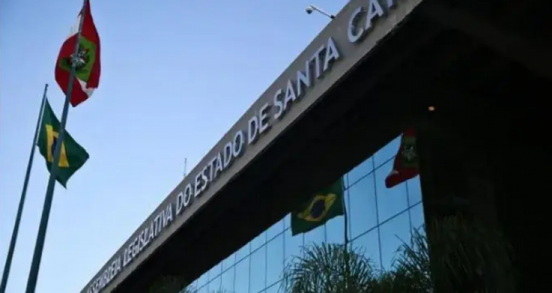 Pedido de impeachment contra Moisés é protocolado na Alesc
