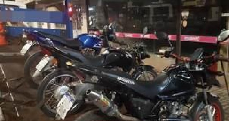 PM flagra racha e apreende motos após perseguição em Chapecó