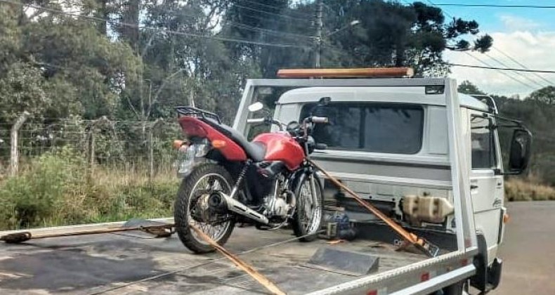 Sem CNH, rapaz empina moto na frente da PM e acaba detido