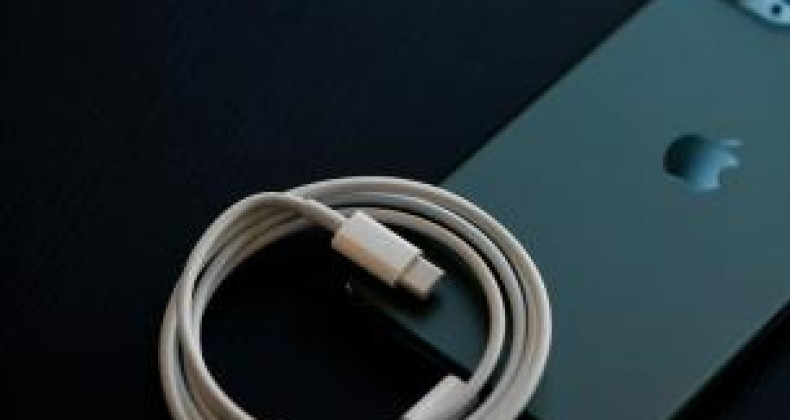 Apple confirma que iPhone mudará para USB-C após lei da Europa