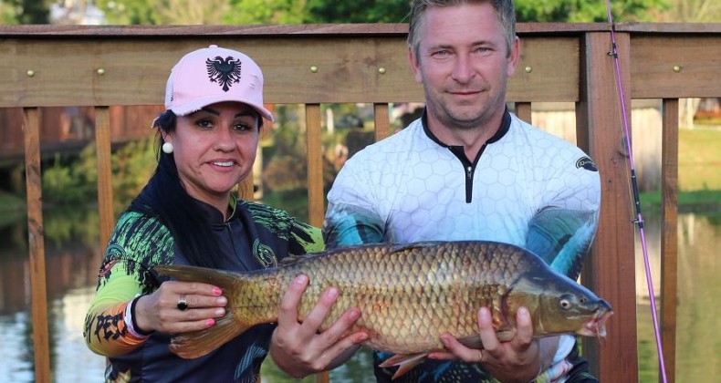 Casal sai feliz ao pescarem “peixão” em evento solidário