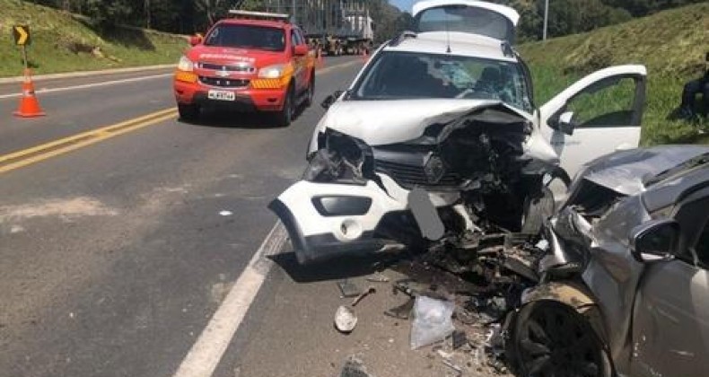 Colisão frontal entre veículos deixa três feridos na BR-116