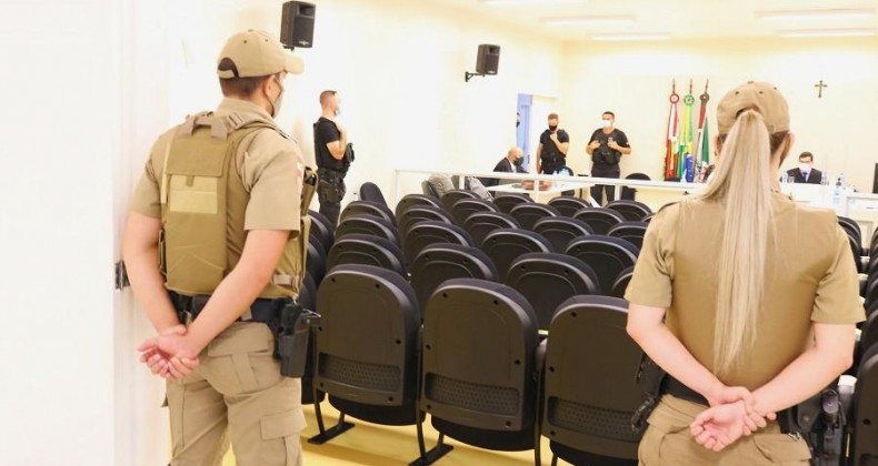 Confusão em bar, luta corporal e má pontaria: entenda julgamento
