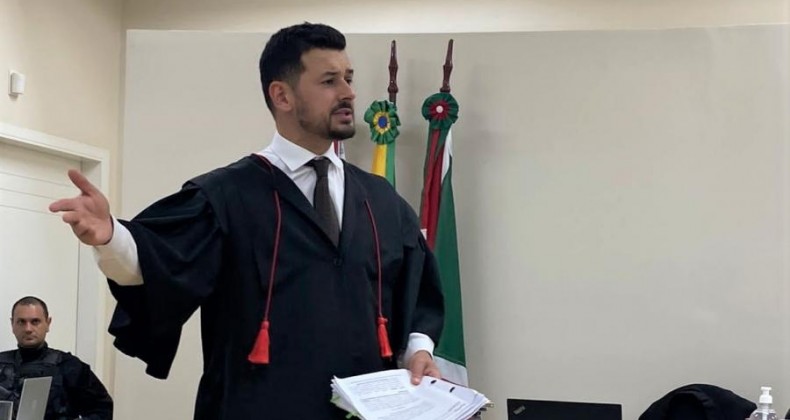 Júri termina durante a madrugada com condenação e absolvição