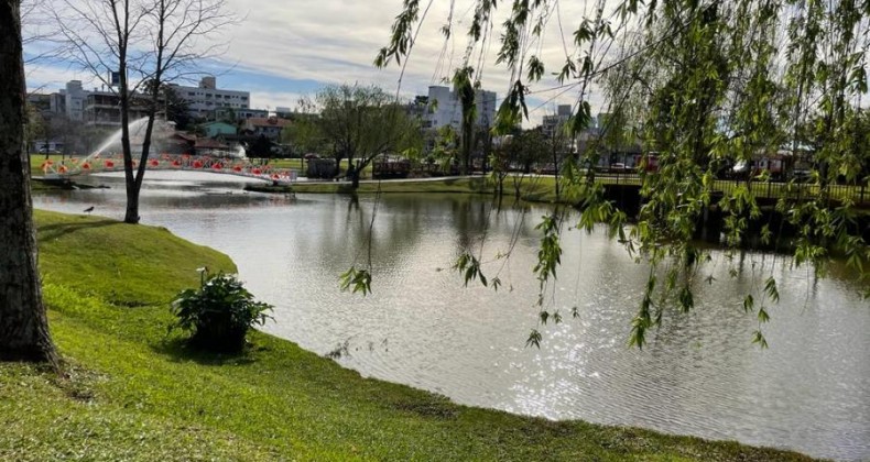Pinhalense salva menina de afogamento na Praça do Lago em Pinhalzinho