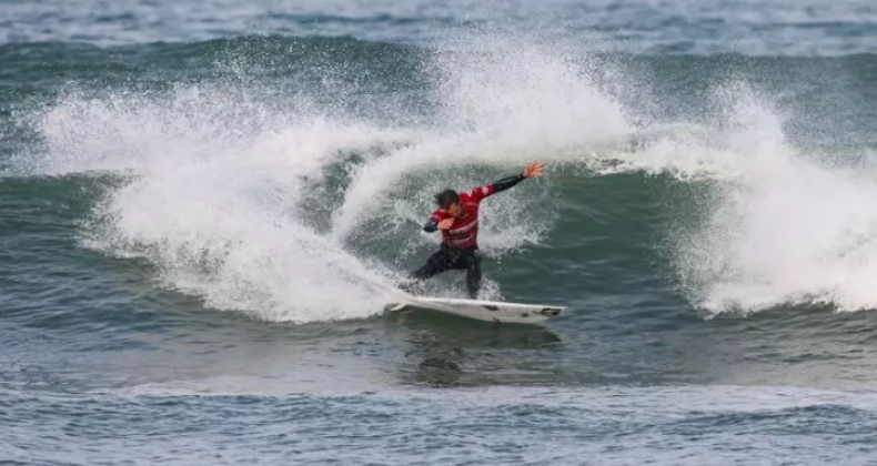 Surfistas catarinenses avançam de fase no WSL em Portugal