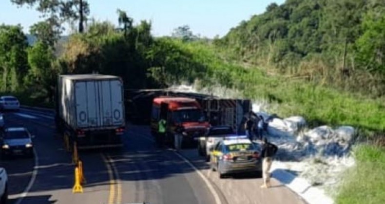 Carreta carregada de farinha de trigo tomba na BR-282
