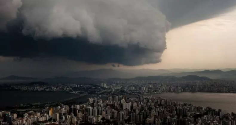 Depois de ‘calorão’ do fim de semana, frente fria traz chuva para SC
