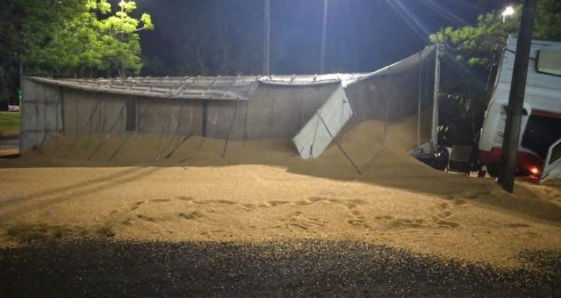 Motorista embriagado é preso após tombar carreta em Pinhalzinho