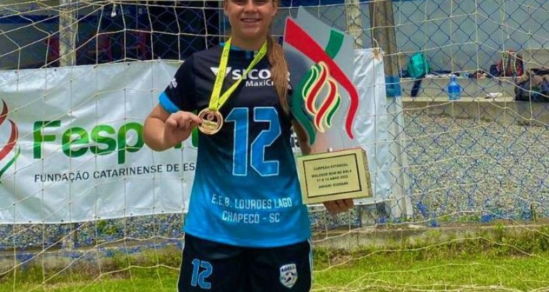 Novaerechinense é campeã estadual do Moleque Bom de Bola