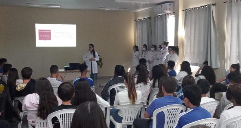 Secretaria de Saúde realiza palestra na escola sobre Outubro Rosa