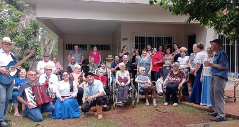 Visitadores da Alegria visitam Lar dos Idosos de Pinhalzinho