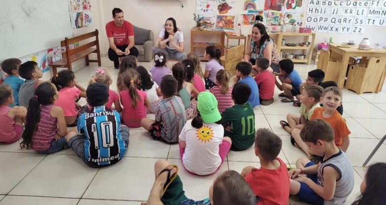 Alunos recebem sacola literária de presente ao trocarem de escola