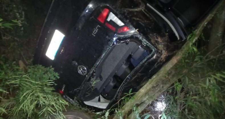 Carro sai de pista na BR 282 em Pinhalzinho