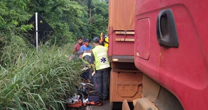 Ciclista fica gravemente ferida após colidir em caminhão no Oeste de SC