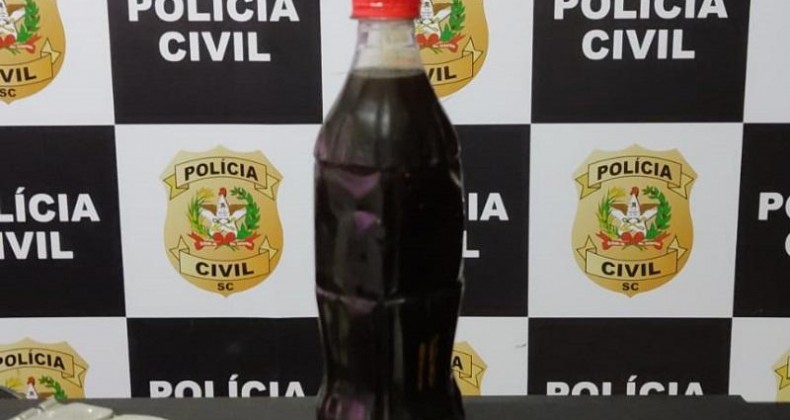 Neto coloca veneno na xícara e oferece café a avó