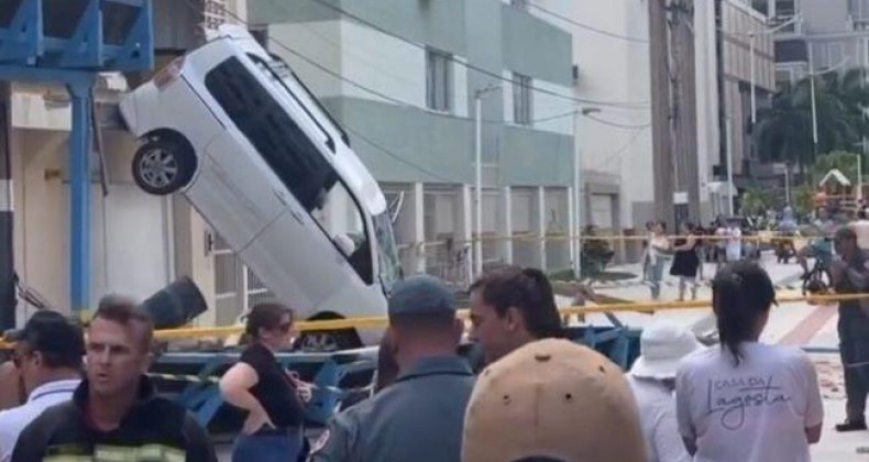 Carro atravessa parede, cai de prédio e atinge pedestres