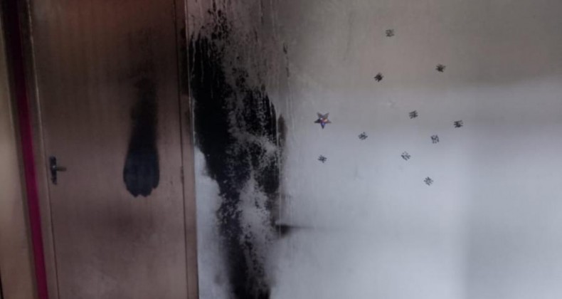 Casa pega fogo em Modelo após moradora acender uma vela