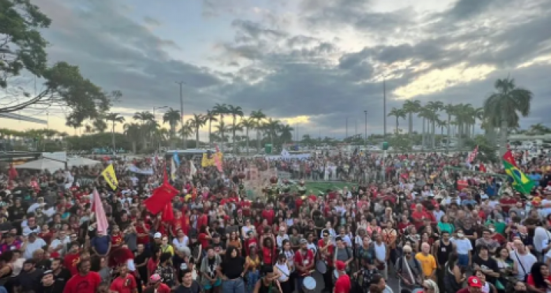 Cidades de SC têm manifestações a favor da democracia