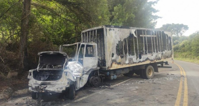 Colisão entre carro e caminhão deixa duas pessoas mortas em SC