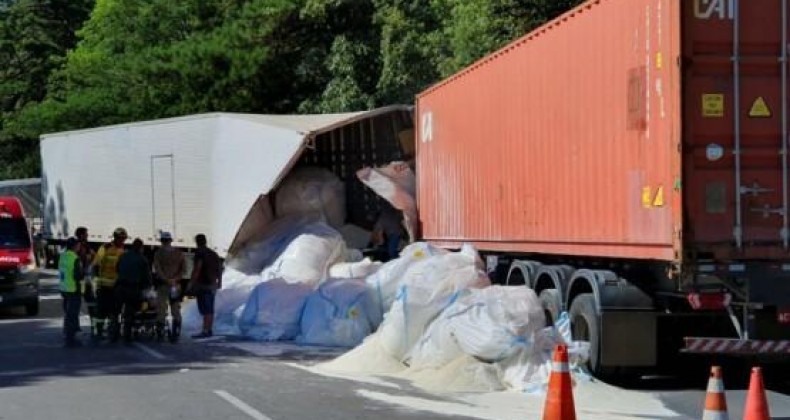 Colisão frontal entre caminhões deixa homem morto em Santa Catarina