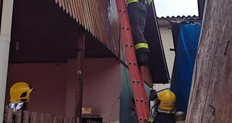 Fogo em churrasqueira causa incêndio em residência em Chapecó