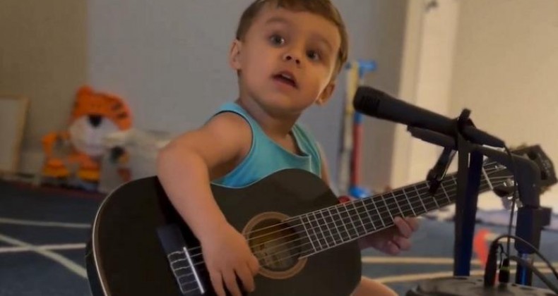 Garotinho cantando e tocando violão encanta internet