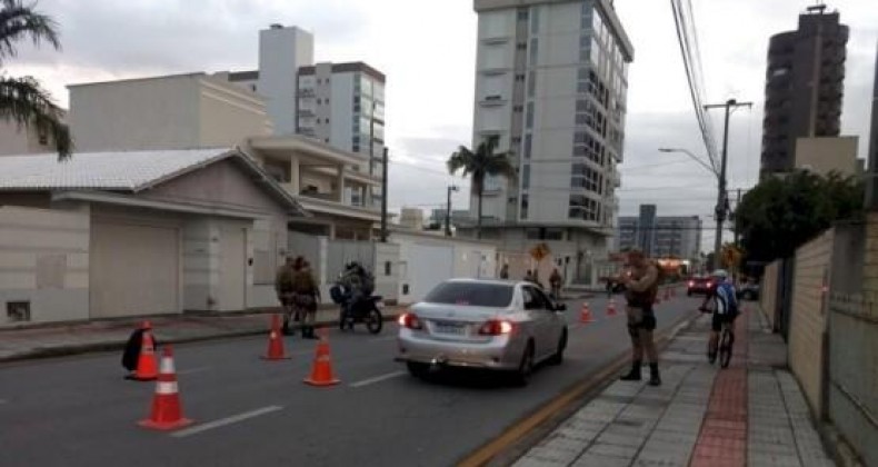 Homem é detido por divulgar local de barreira policial