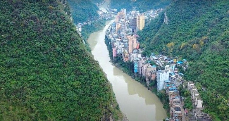Inacreditável: cidade mais estreita do mundo tem 400 m de largura