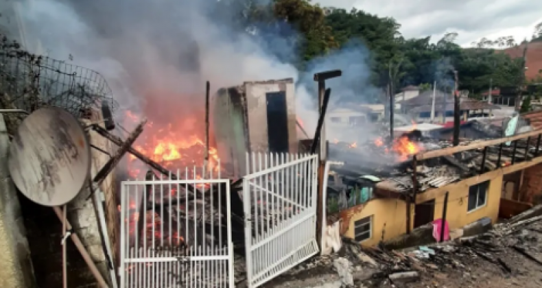 Incêndio destrói casa de três andares e mata menina de 4 anos em SC