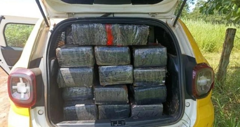 Mulher com 700 kg de maconha é assaltada, chama polícia e é presa