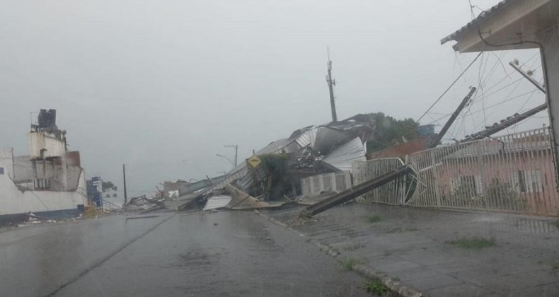 Vendaval ocasiona estragos em cidade do Oeste de SC