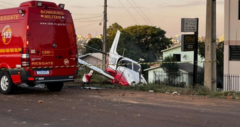 Avião cai após colidir com poste de energia em Erechim - RS