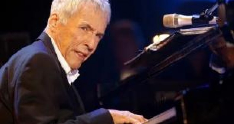 Burt Bacharach, compositor e músico, morre aos 94 anos