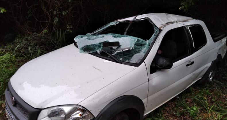 Carro sai da pista e capota na BR 282 em Nova Erechim