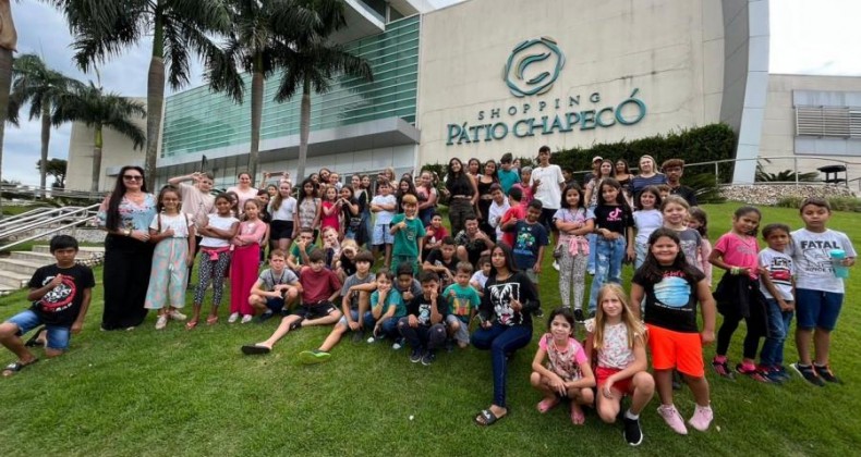 Crianças e adolescentes do CRAS de Nova Erechim vão ao Cinema