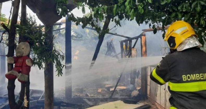 Fogo destrói moradia ao lado do córrego, no Centro de Maravilha