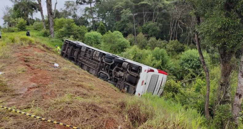 Ônibus com saída de Florianópolis tomba e deixa mortos no PR