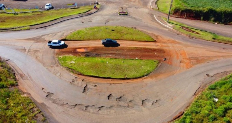 “Carreiro” é aberto em cima de rotatória para desviar buracos