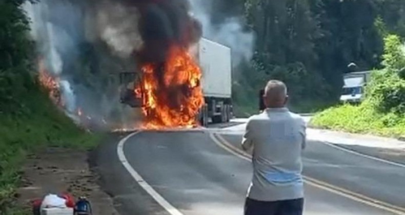 Colisão frontal com carreta na BR-282 deixa vítima fatal