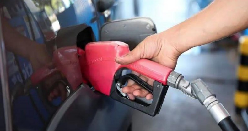 Gasolina em SC tem 2ª semana seguida de queda; diesel também recua