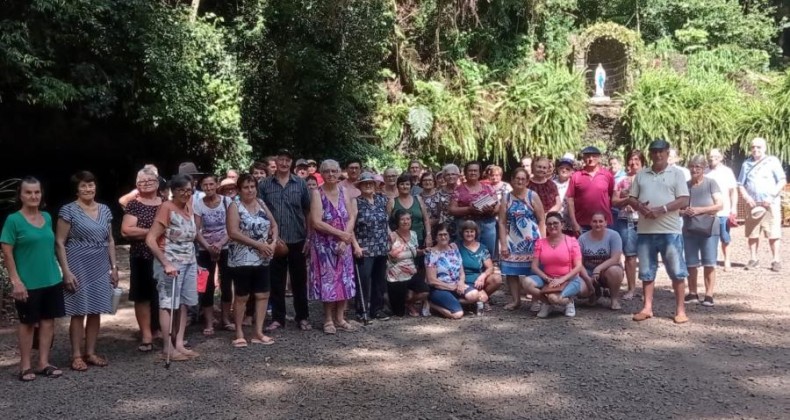 Grupo de idosos visita Gruta de Sede Figueira