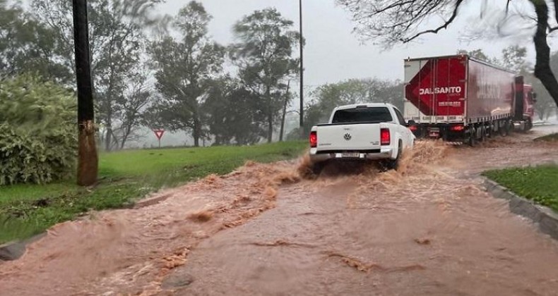 Temporal causa alagamentos